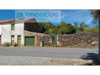 Moradia com garagem e quintal
