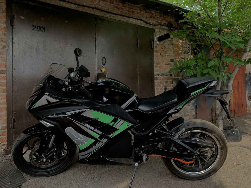 Електомот Kawasaki Ninja 2023 року