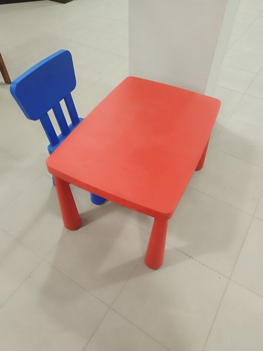 Conjunto de cadeira e mesa de criança