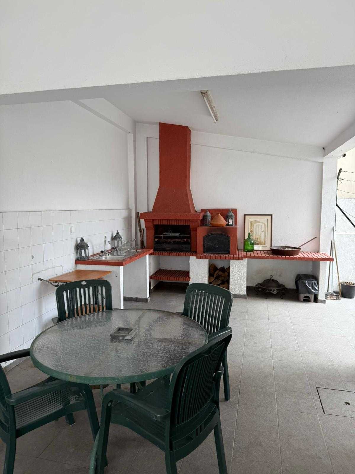 Quarto para arrendar a estudantes em moradia – Almada