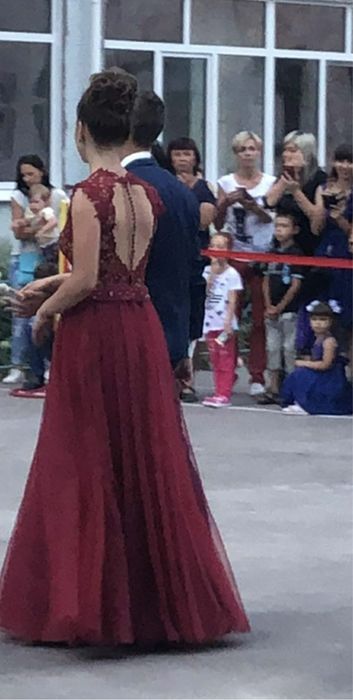 Червона сукня на випускний