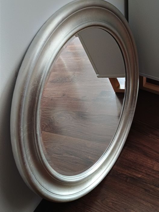 Lustro w srebrnej ramie