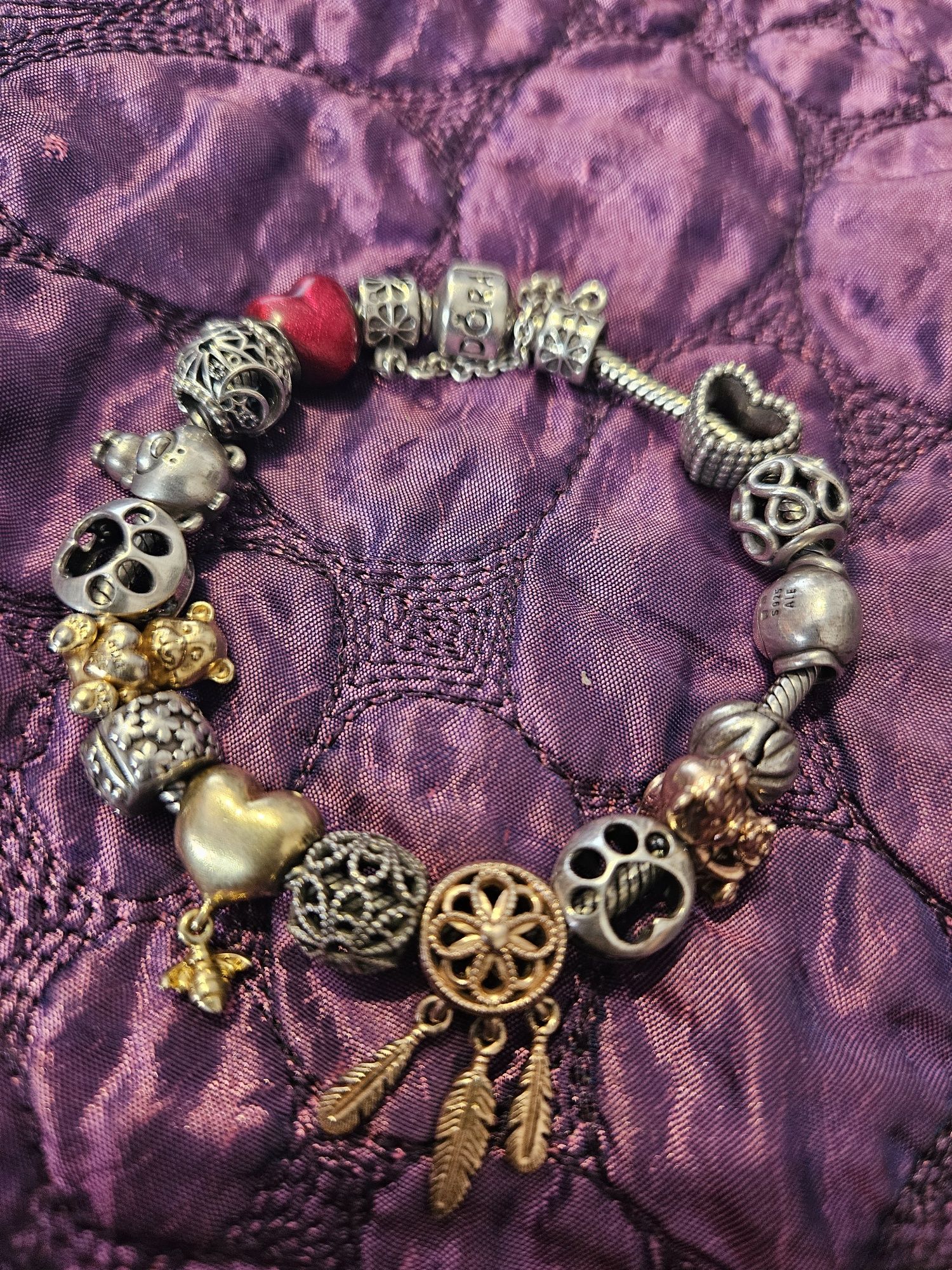Pulseira pandora verdadeira.
tenho duas pulseiras, pode escolher as pe