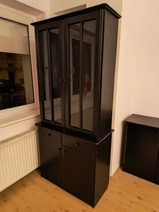 Czarne meble drewniane