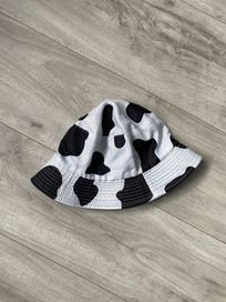 Dwustronny czarno-biały kapelusz bucket hat w krowie łaty