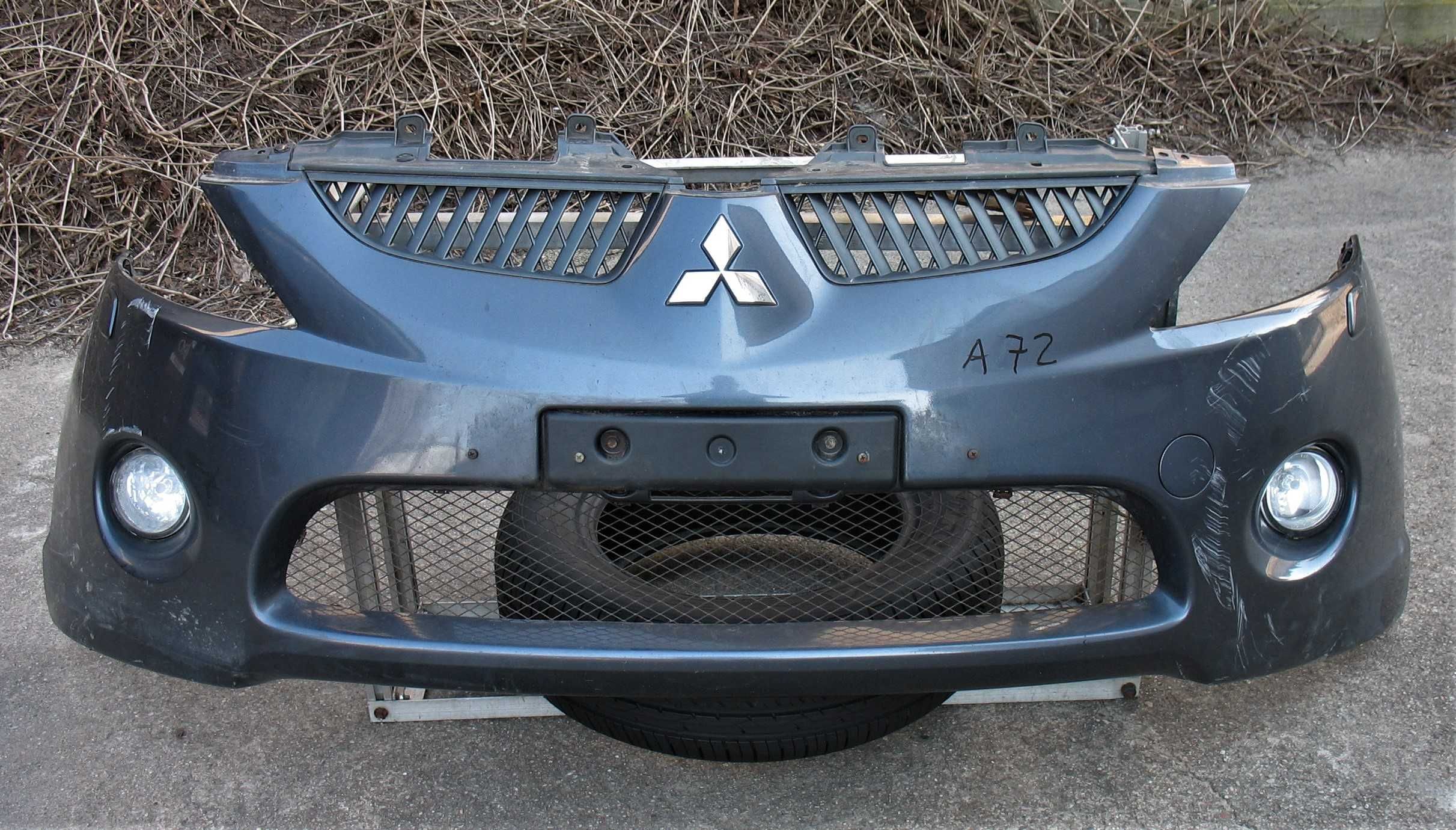 Mitsubishi Grandis Zderzak przód A72 sprysk Opis