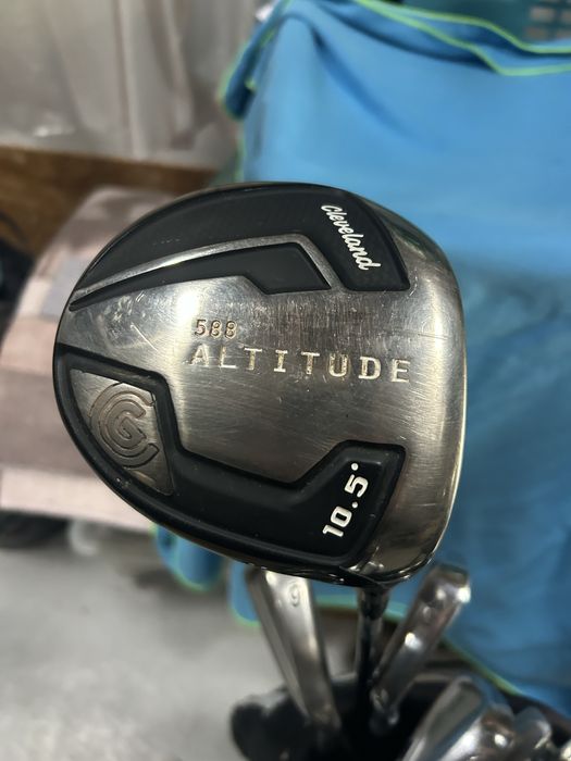 Sacos e vários tacos de Golfe