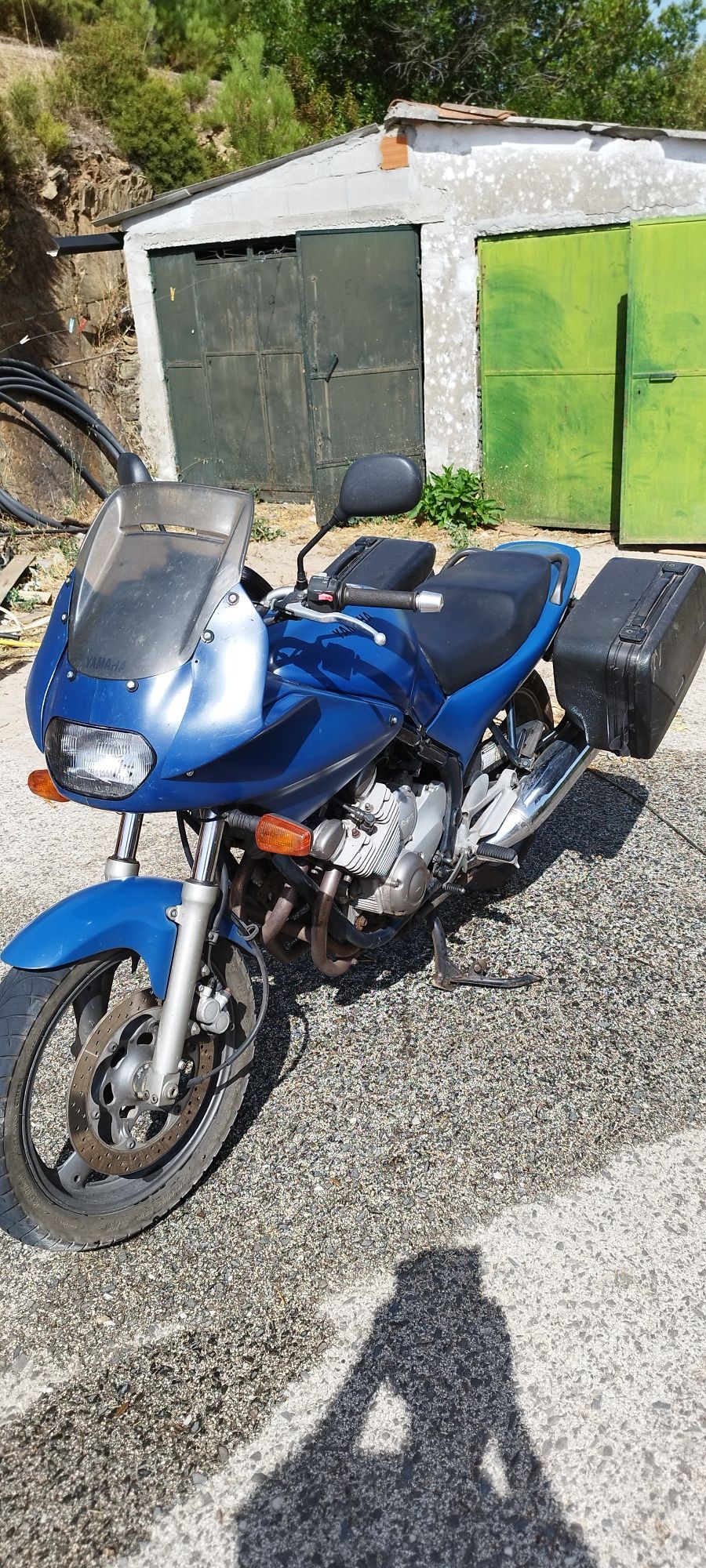 Yamaha XJ 600 com malas laterais