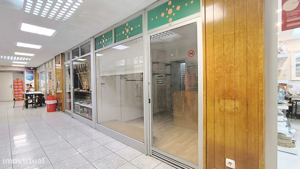 Loja c/ 14 m2 na Rua Godinho Faria - São Mamede Infesta