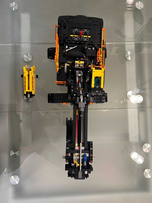 LEGO Technic - Экскаватор Volvo EC500 Hybrid (42215)