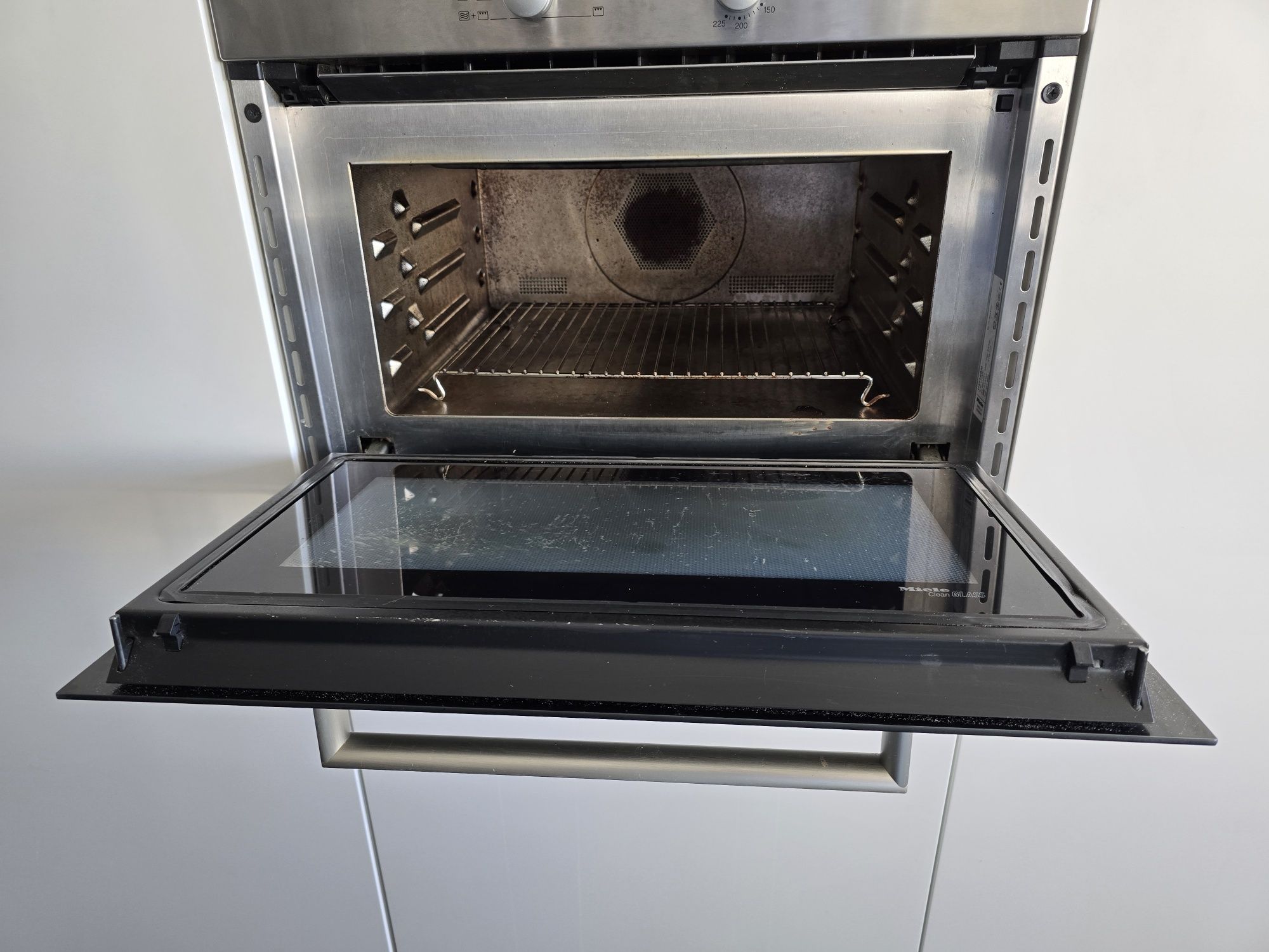 Forno compacto da Miele preto e inox