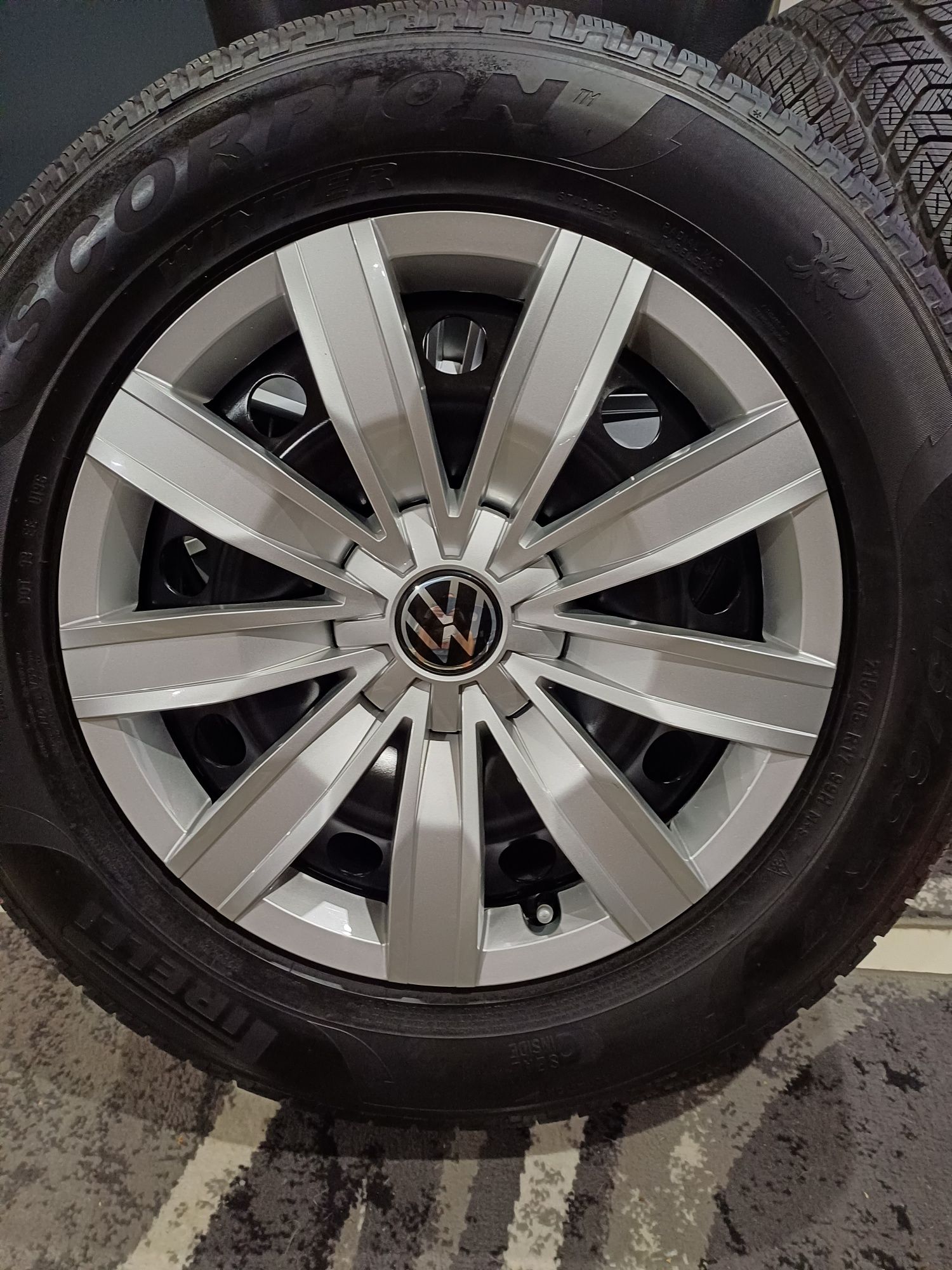 Koła zima,stal,idealne VW Tiguan nowy model 215/65/17 Pirelli. 2022rok