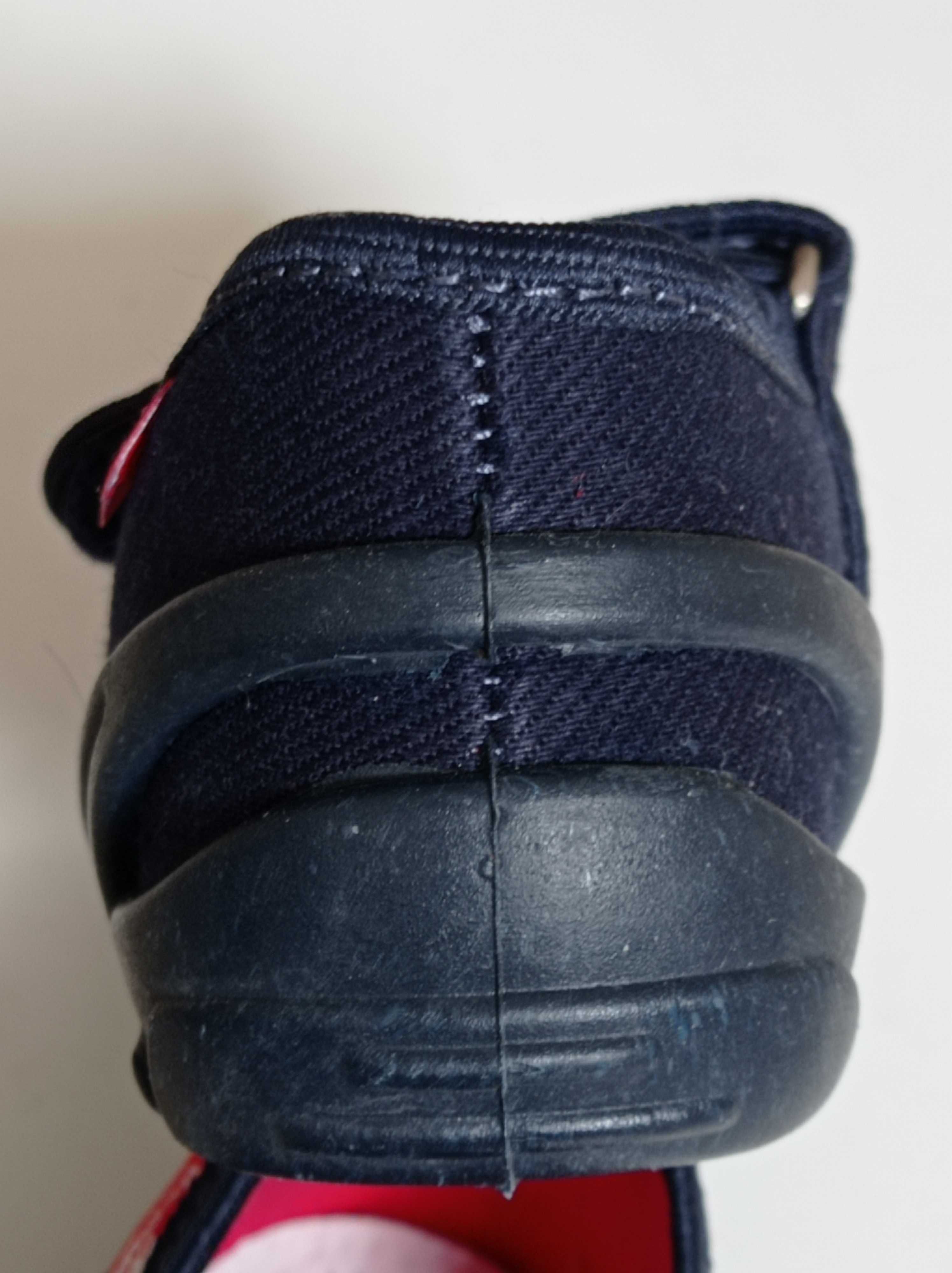 Kapcie, pantofle, sandałki chłopięce firmy Renbut rozmiar 22