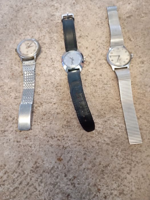 Vendo estes relógios muitos bonitos bom estado a trabalhar muito bem