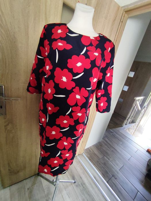 Sukienka w czerwone kwiaty W rozm 46/48 zapraszam