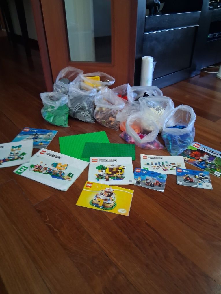 Legos de várias cores e coleções