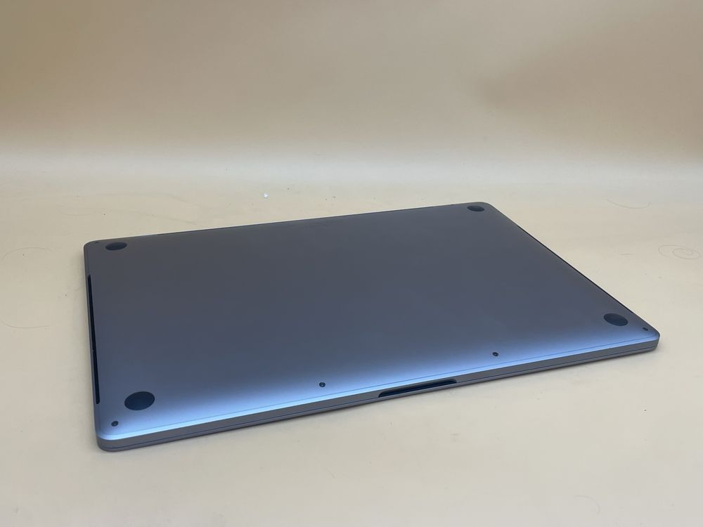 Macbook pro 2017 15.4 256gb ssd  i7 16 gb оперативної памʼяті
