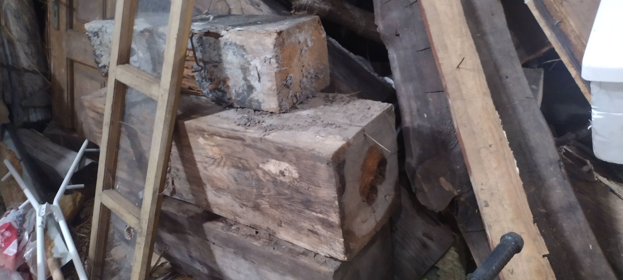 Belki ,deski stare z rozbiórki szpichleża , szopy i domu drewnianego