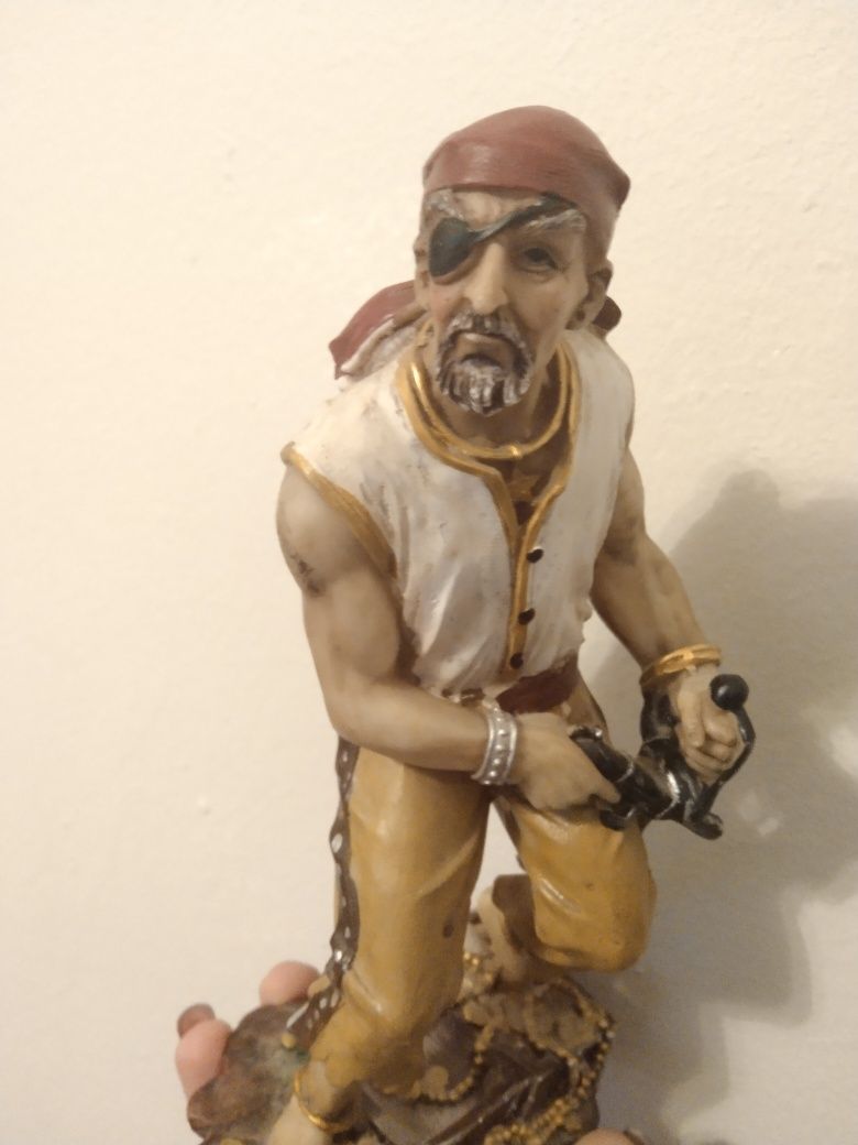 Figurka pirata ..