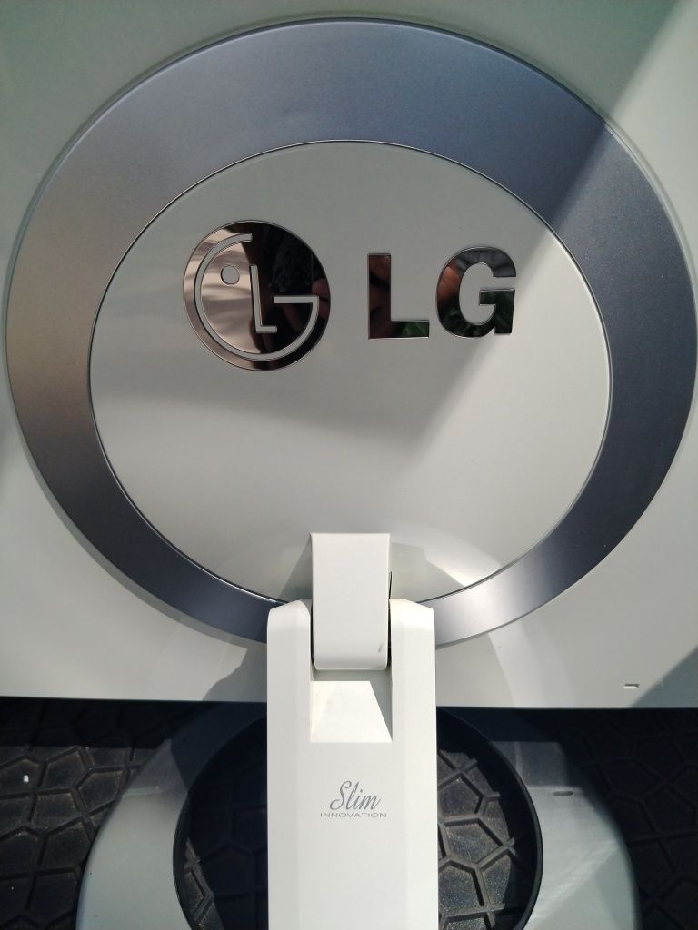 Монітор LG Flatron Slim