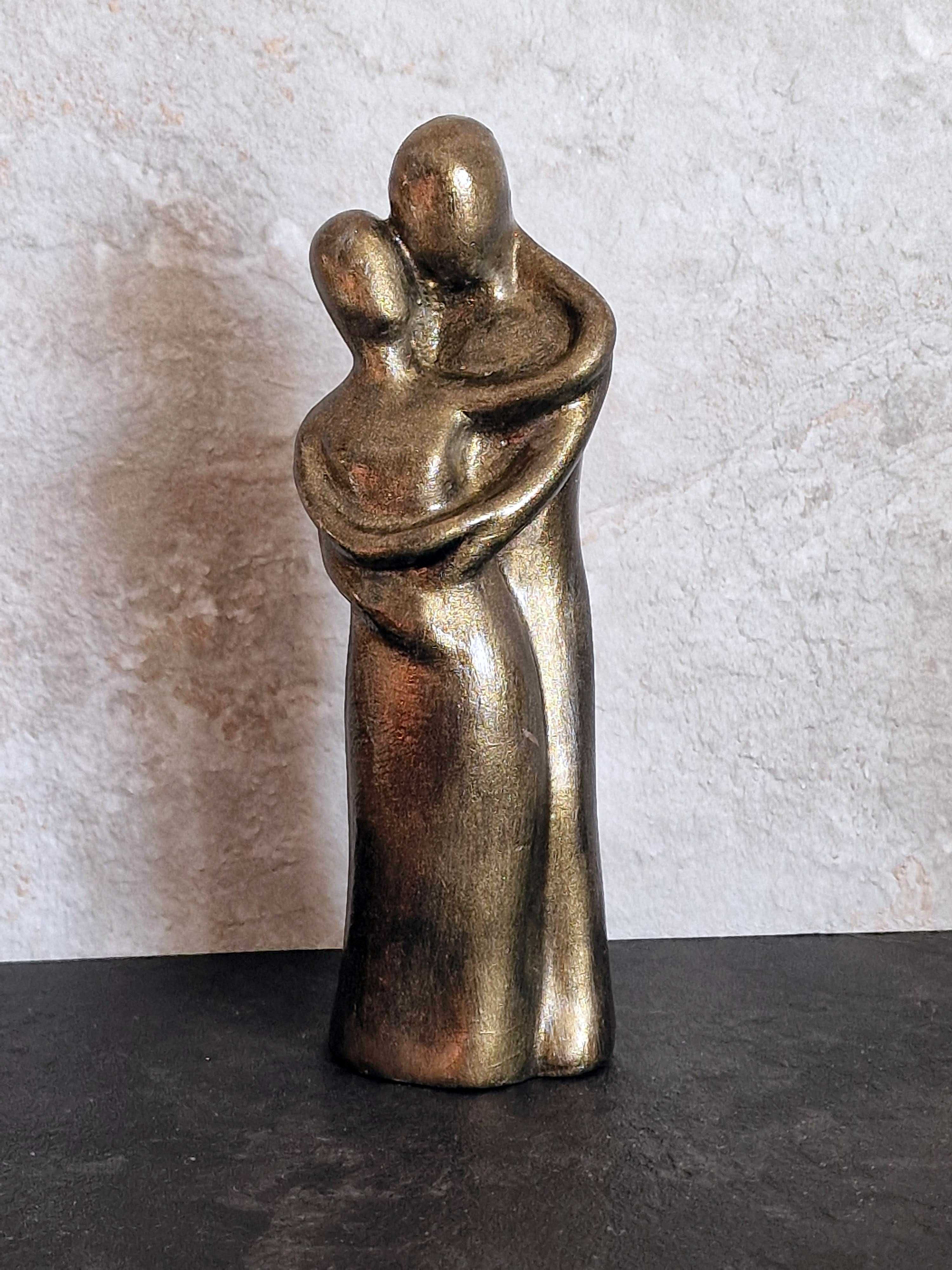 Rzeźba z gipsu, W Twoich Ramionach, złota, wys. 15,2 cm
