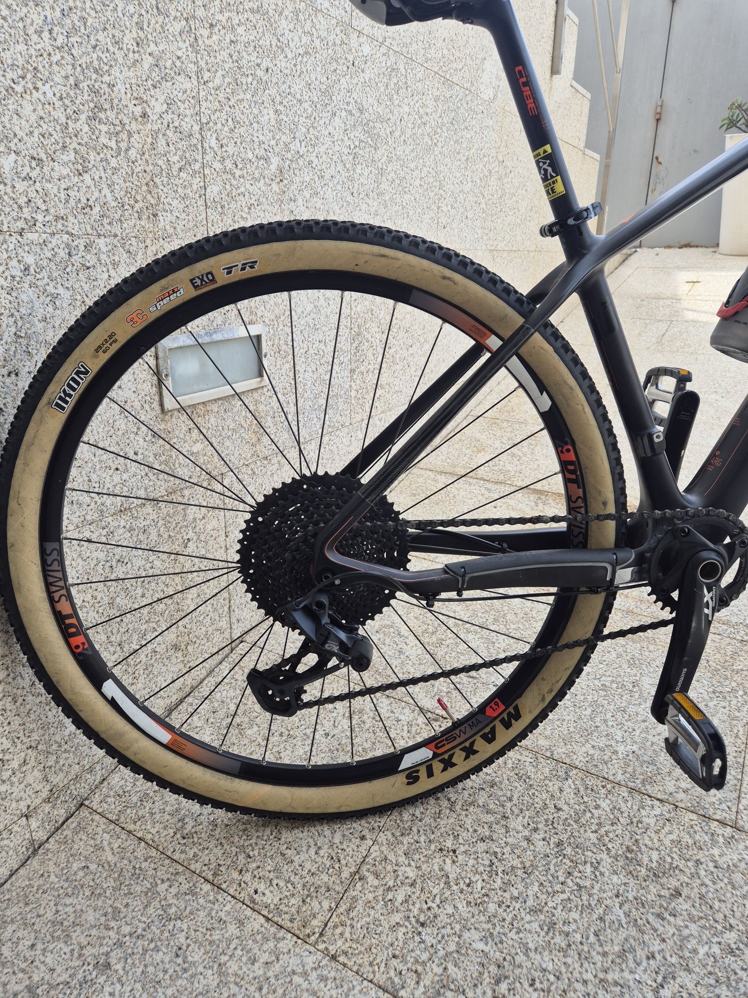 Bicicleta CUBE carbono