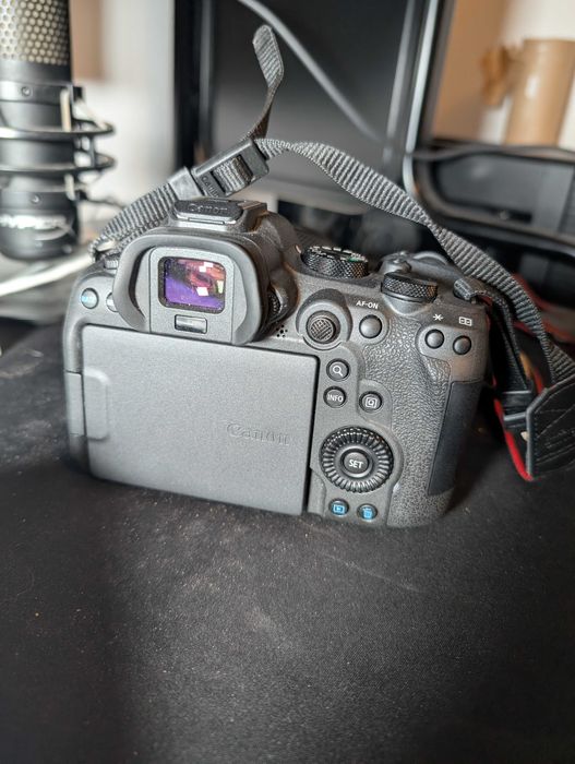 Vendo 2 câmeras: Canon R6 MKII e lente kit mais Canon R10 e lente kit