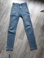 Niebieskie jeansy skinny, rurki z ozdobnymi guzikami