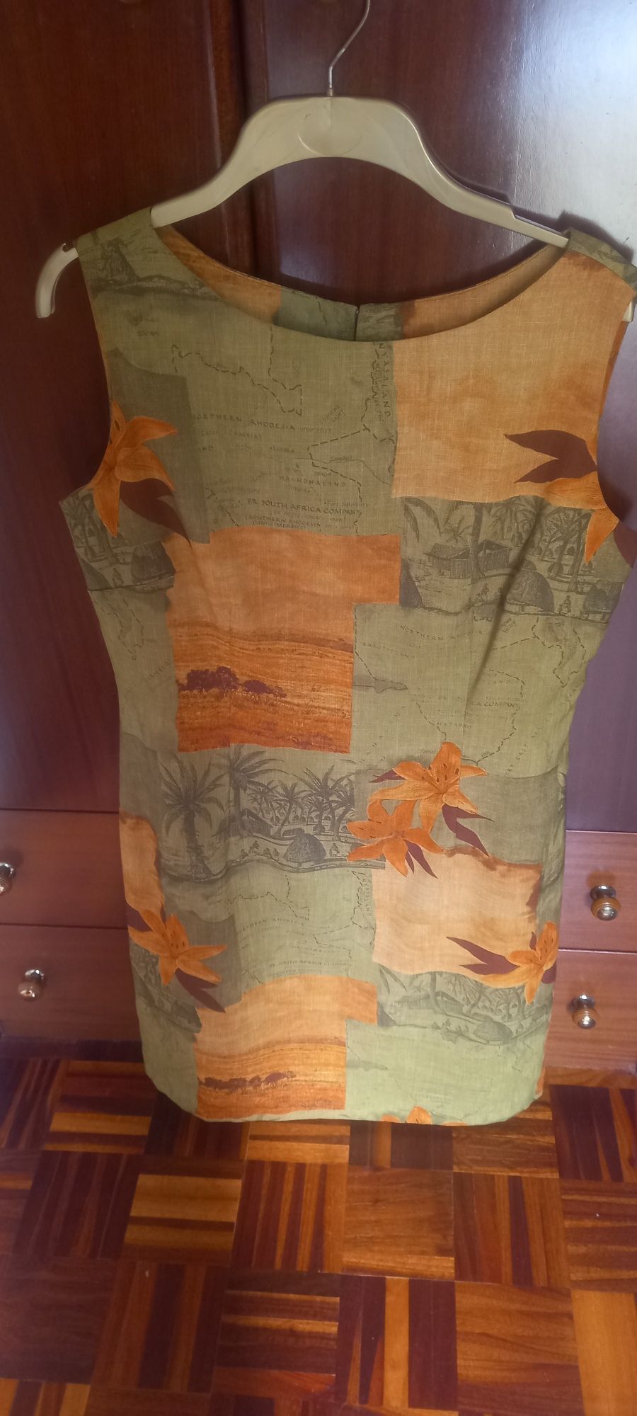 Vestido padrão mapa e flores