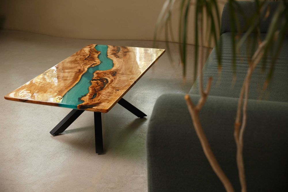 Обідній або кавовий стіл з тополі з епоксидною смолою