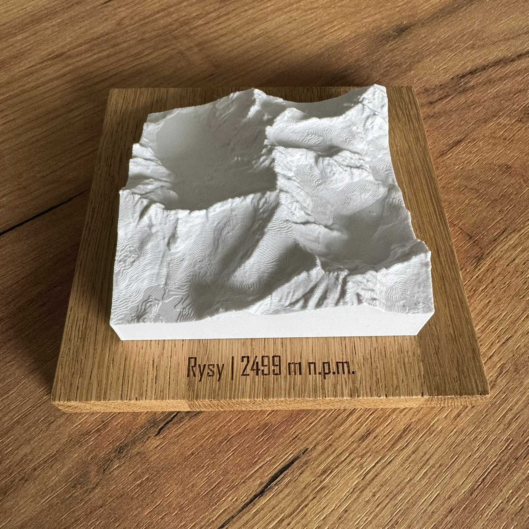 Makiety 3D Tatr – wyjątkowe modele górskie na drewnianej podstawie!