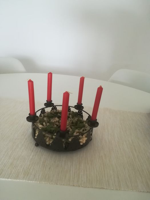 Base para velas + velas vermelhas.