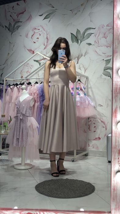 Розкішна сукня з королівського атласу