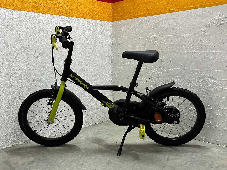 Bicicleta criança preta e amarela roda 16 idade ideal 4 a 6 anos