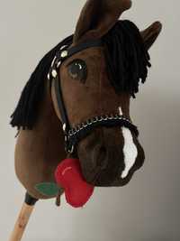 Koń na kiju hobby horse A4+ z kantarem i jabłko gratis