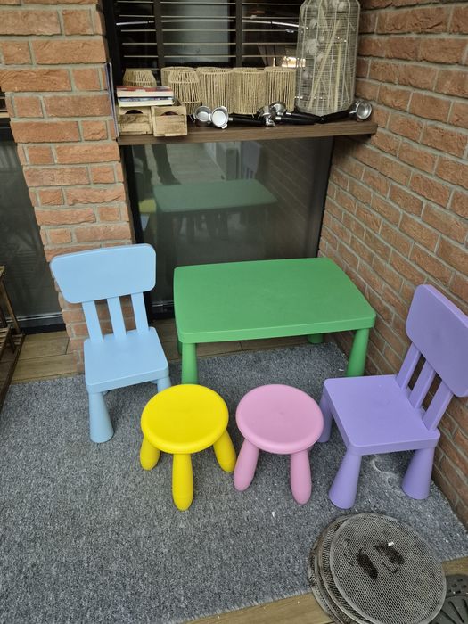Stolik dziecięcy wraz z krzesełkami