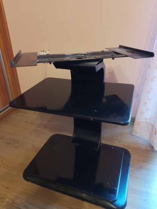 Metalowy stojak pod telewizor
