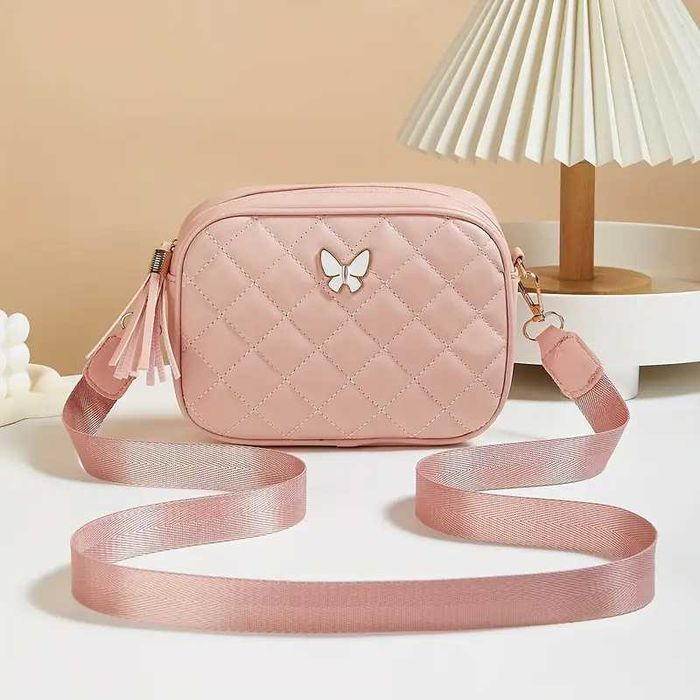 Сумка через плече, зручна з метеликом. Ремішок з написами та без