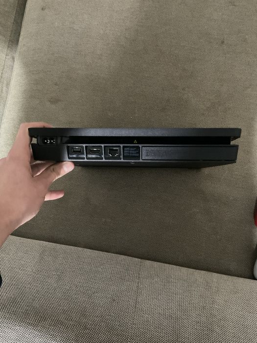 Playstation 4 com 2 comandos em otimo estado