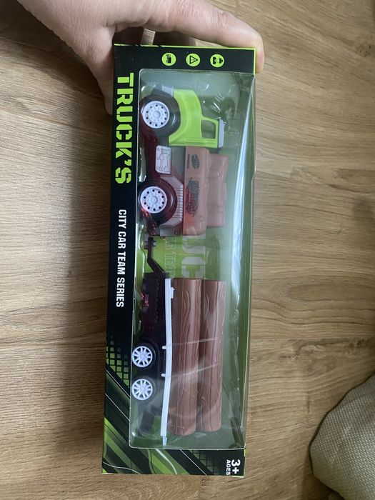 Вантажівка іграшкова з причепом і деревиною