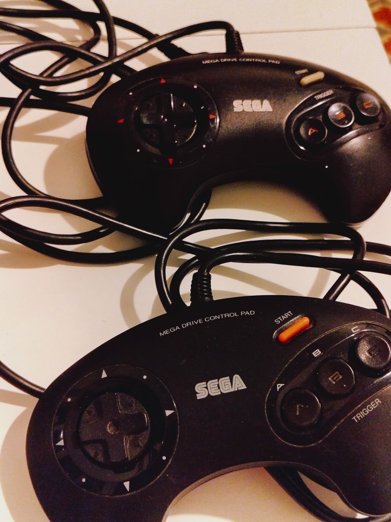 Mega Drive II com 2 comandos