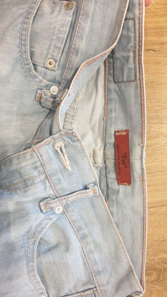 Levis model Eve r. 30