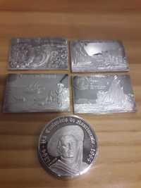 Prata, placas e moeda comemorativas.