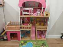 Drewniany domek dla lalek z meblami