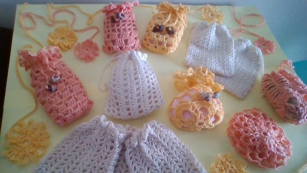 BOLSINHAS/ SAQUINHOS em crochet c/BÚZIOS e SABONETE