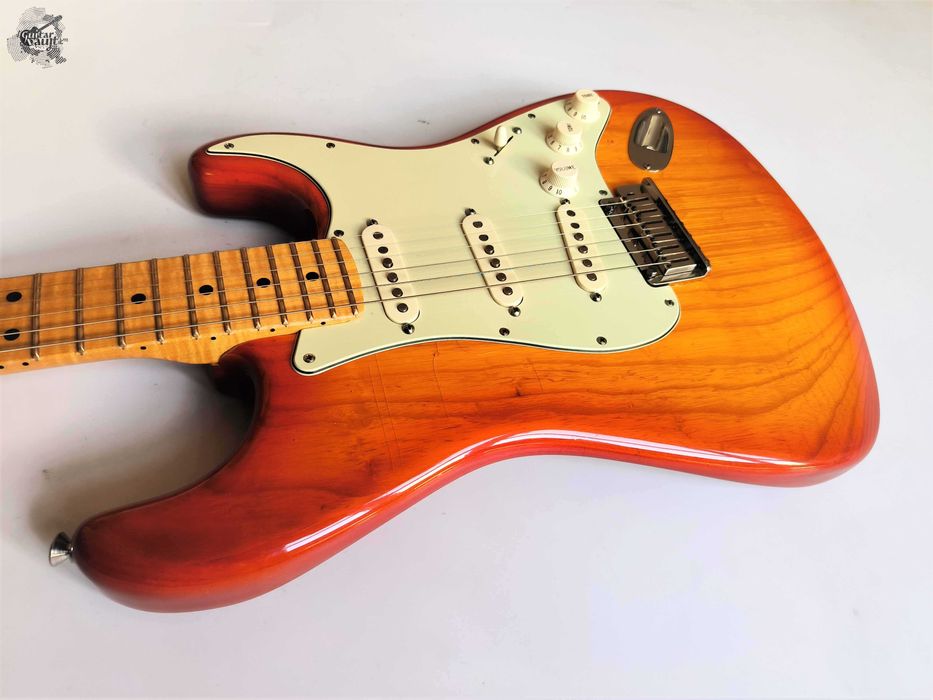 Fender Custom Shop Deluxe Ash Stratocaster® '2009 Aged Cherry Sunburst