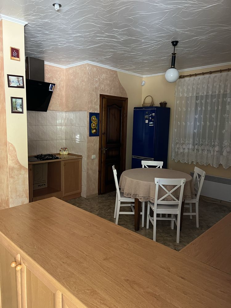 Здається подобово будинок