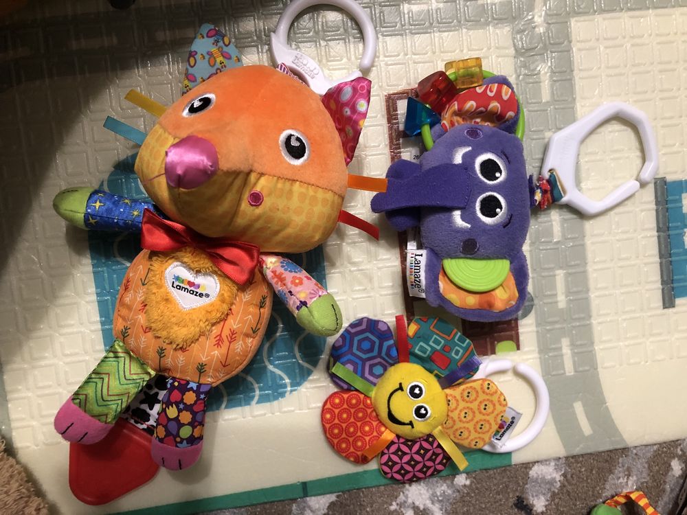 Брязкальця на коляску, підвіски, погремушки, музикальні іграшки