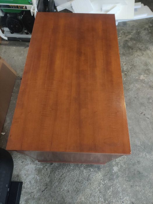 Móvel de madeira maciça