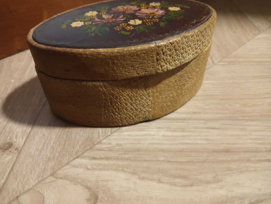 Pudełko z pokrywką stare skórzane malowane puzderko